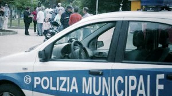 Napoli, provoca incidente e i vigili scoprono che aveva droga e banconote false in auto
