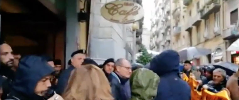 Zingaretti contestato dai disoccupati napoletani prima del comizio al Sannazaro, la polizia respinge i manifestanti