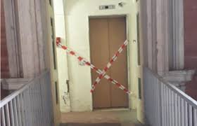 Turisti bloccati in ascensore nella Reggia, giallo sulla manutenzione scaduta