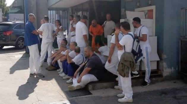 Napoli, lavoratori American Laundry tentano di bloccare la Galleria: tensioni con la polizia