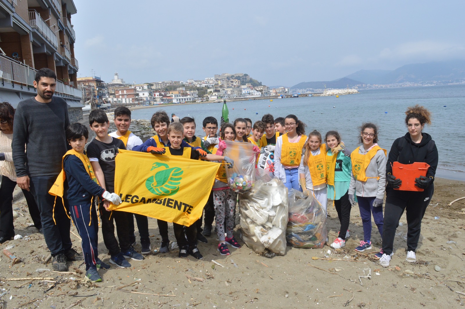 Legambiente: su 29 spiagge monitorate in Campania trovati una media di 647 rifiuti ogni 100 metri lineari di spiaggia