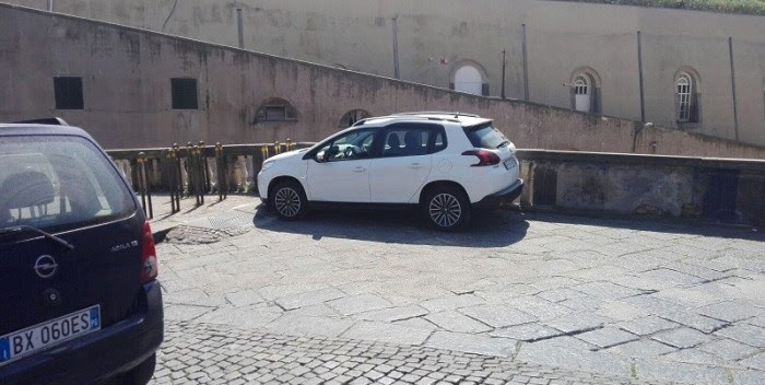 Parcheggiatori abusivi, sequestrata l’area adiacente le scuderie di Palazzo Reale a Napoli