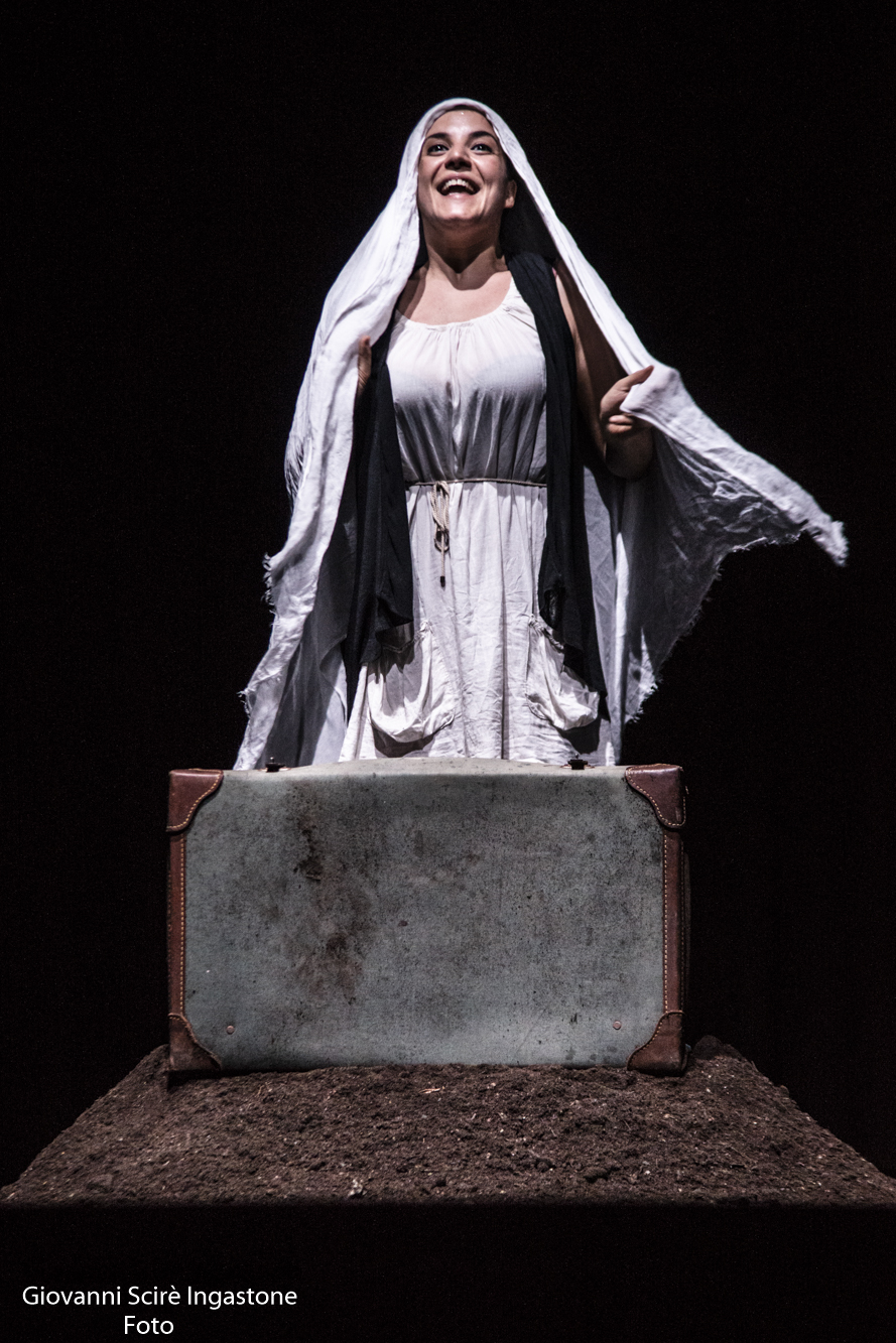 Tiziana Vaccaro racconta la storia di Rosa Balestrieri nello spettacolo ‘Terra di Rosa’, all’Ethnos Club di Torre del Greco