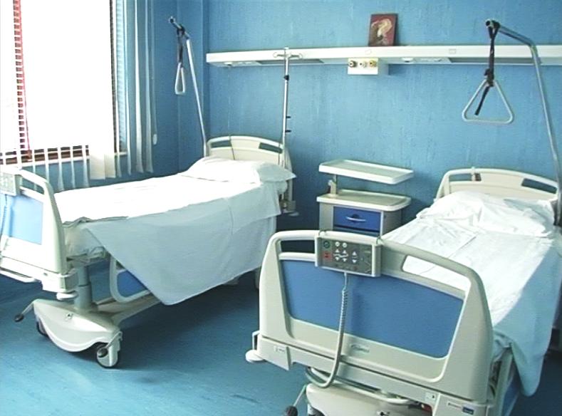 Follia in clinica: paziente tenta di soffocare compagno di stanza