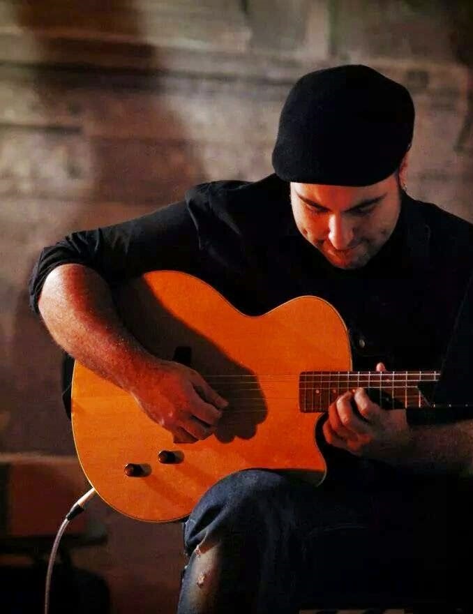 A scuola di ‘Pino Daniele’: corso di chitarra a cura di Mario Romano