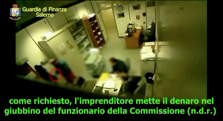 Giudici arrestati a Salerno, ‘mozzarelle’ per soddisfare la ‘fame di soldi’: ecco come funzionava alla Tributaria