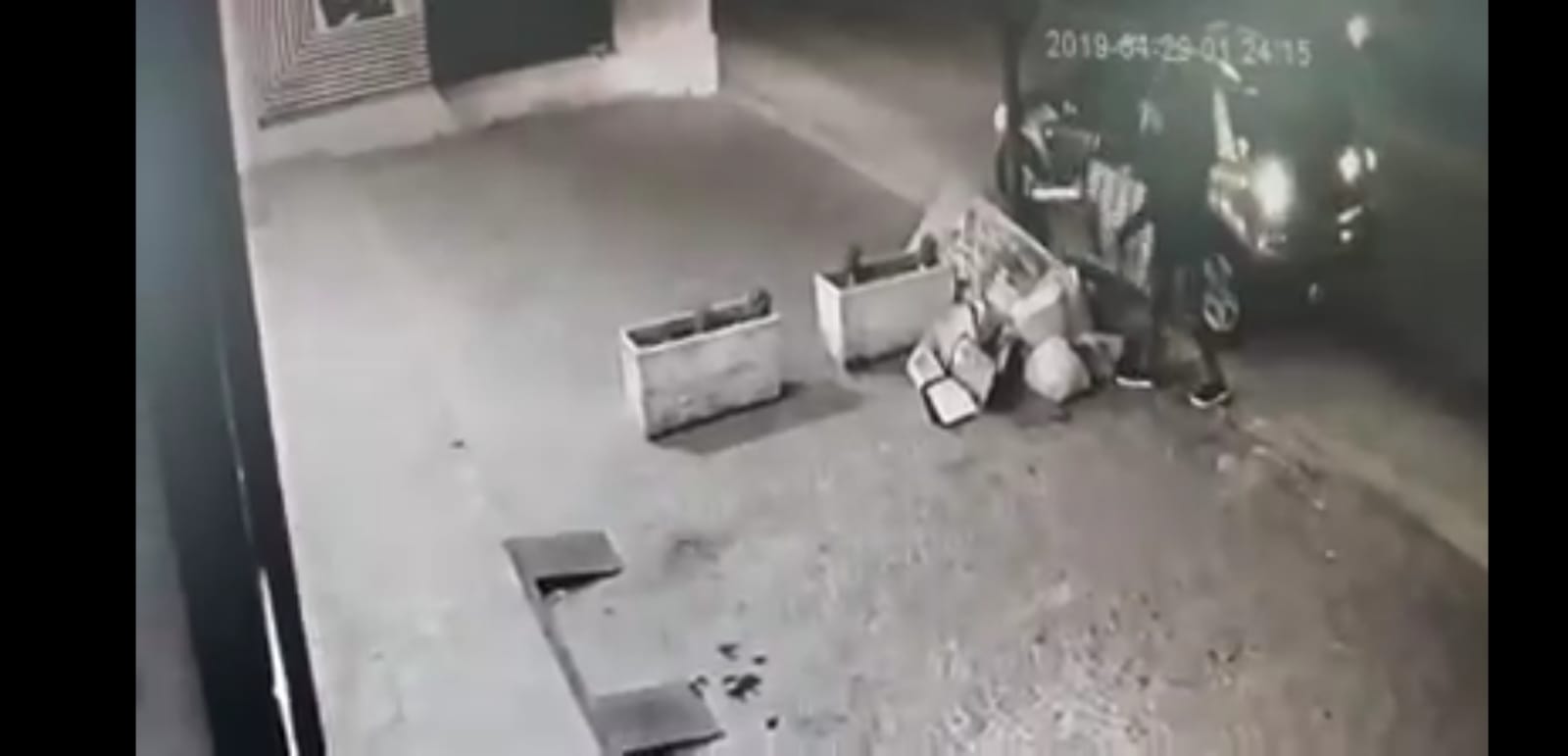 Giugliano, scempio sotto gli occhi delle telecamere: caccia all’incivile di via Giardini