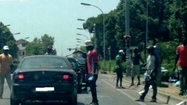 Aggrediscono una donna, lavavetri scacciati dal maestro di boxe