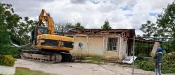Le ruspe avviano la demolizione delle “ville” abusive dei Rom