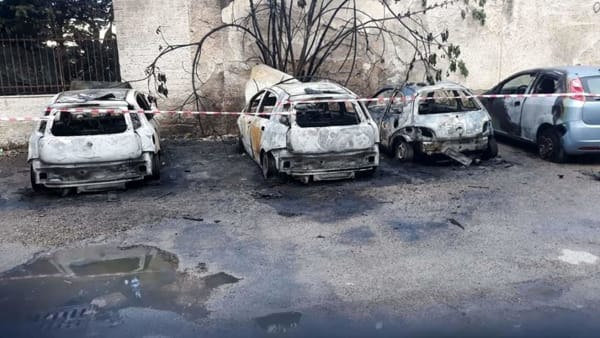 Giallo a Mondragone, incendiate quattro auto in un  parcheggio