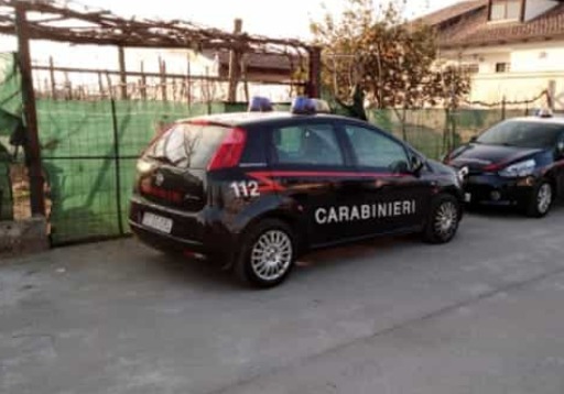 Perseguita l’ex fidanzata con una pistola caricata a salve: provvedimento cautelare