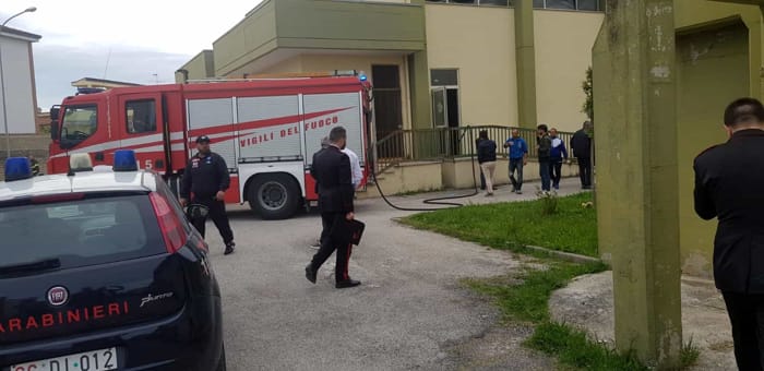Incendio alla palestra della scuola di Casapesenna: denunciati tre minori. Danni per circa 30mila euro