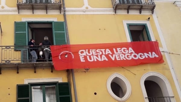 Striscioni anti-Salvini, aperta un’inchiesta a Salerno. Ma in tutta Italia dilaga la protesta