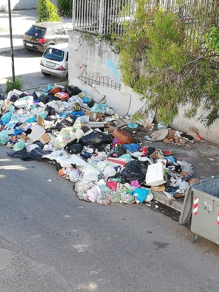 Napoli, le strade di Barra invase dai rifiuti