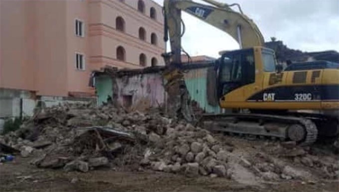 Abbattuta la ‘casa dell’orrore’