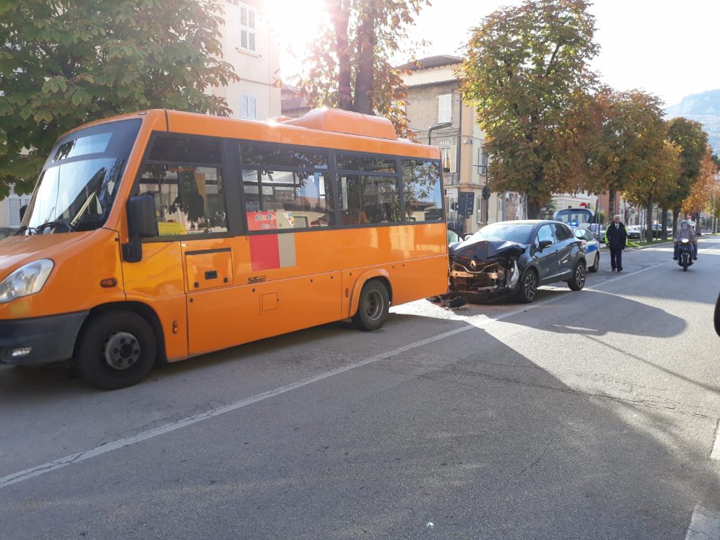 Tamponamento al pulmino della scuola nel Casertano