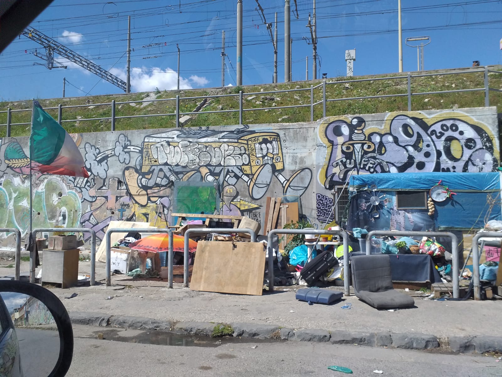 Napoli, baraccopoli abusiva vicino al Tribunale: nessuno interviene?