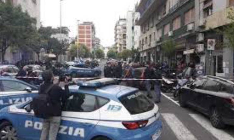 Napoli, è grave la bimba di 4 anni ferita con la nonna nell’agguato di piazza Nazionale