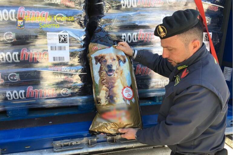Sequestrate nel Porto di Salerno 22 tonnellate di alimenti per cani con l’indicazione di origine falsa