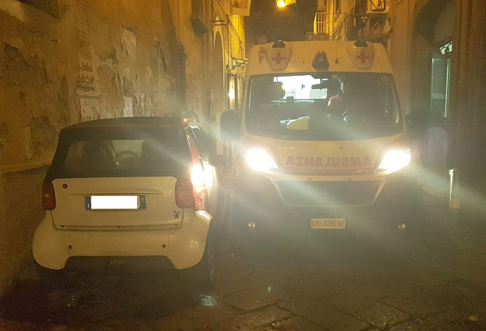 Napoli, insulti  contro l’equipaggio del 118 che stava soccorrendo un codice rosso: l’ambulanza era parcheggiata davanti al suo cancello