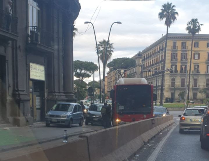 Autobus dell’Anm bloccato dalla sosta selvaggia all’ingresso della Galleria Laziale