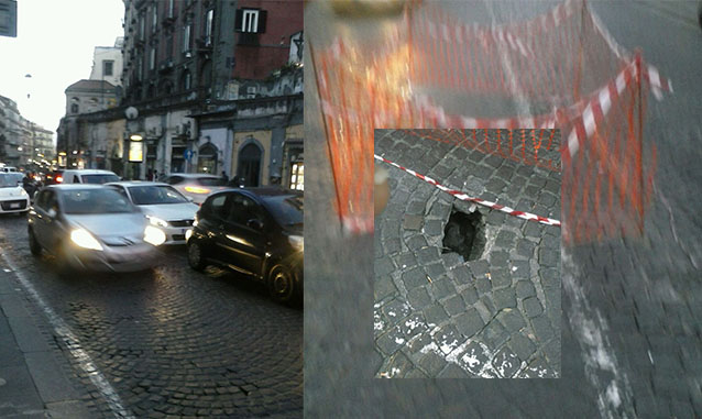 Napoli, una piccola buca nella strada da 4 giorni crea il caos nella zona del Museo