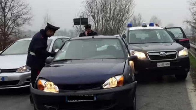 Con la patente scaduta vede i carabinieri e scappa: inseguita e denunciata