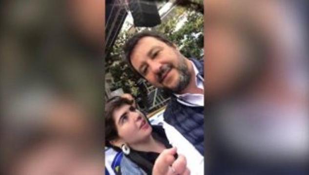 ‘Non siamo più terroni di mer…’, durante il sefie e Salvini fa sequestrare il cellulare alla ragazza
