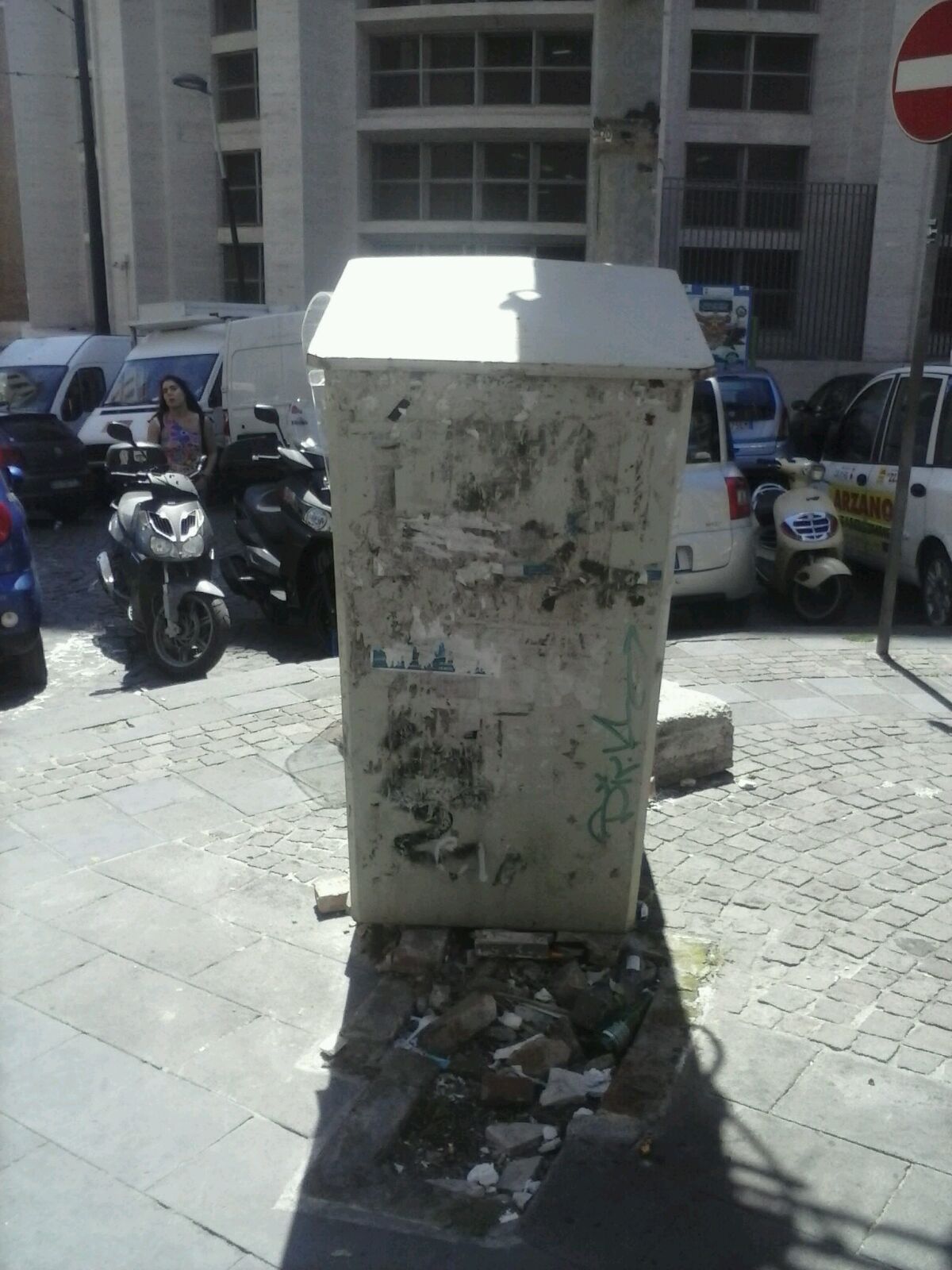Napoli, colonnina in cemento pericolante nel centro citta rischia di cadere sui passanti
