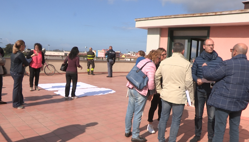 I lavoratori del Consorzio di Bacino Salerno 2 salgono sui tetti per protestare