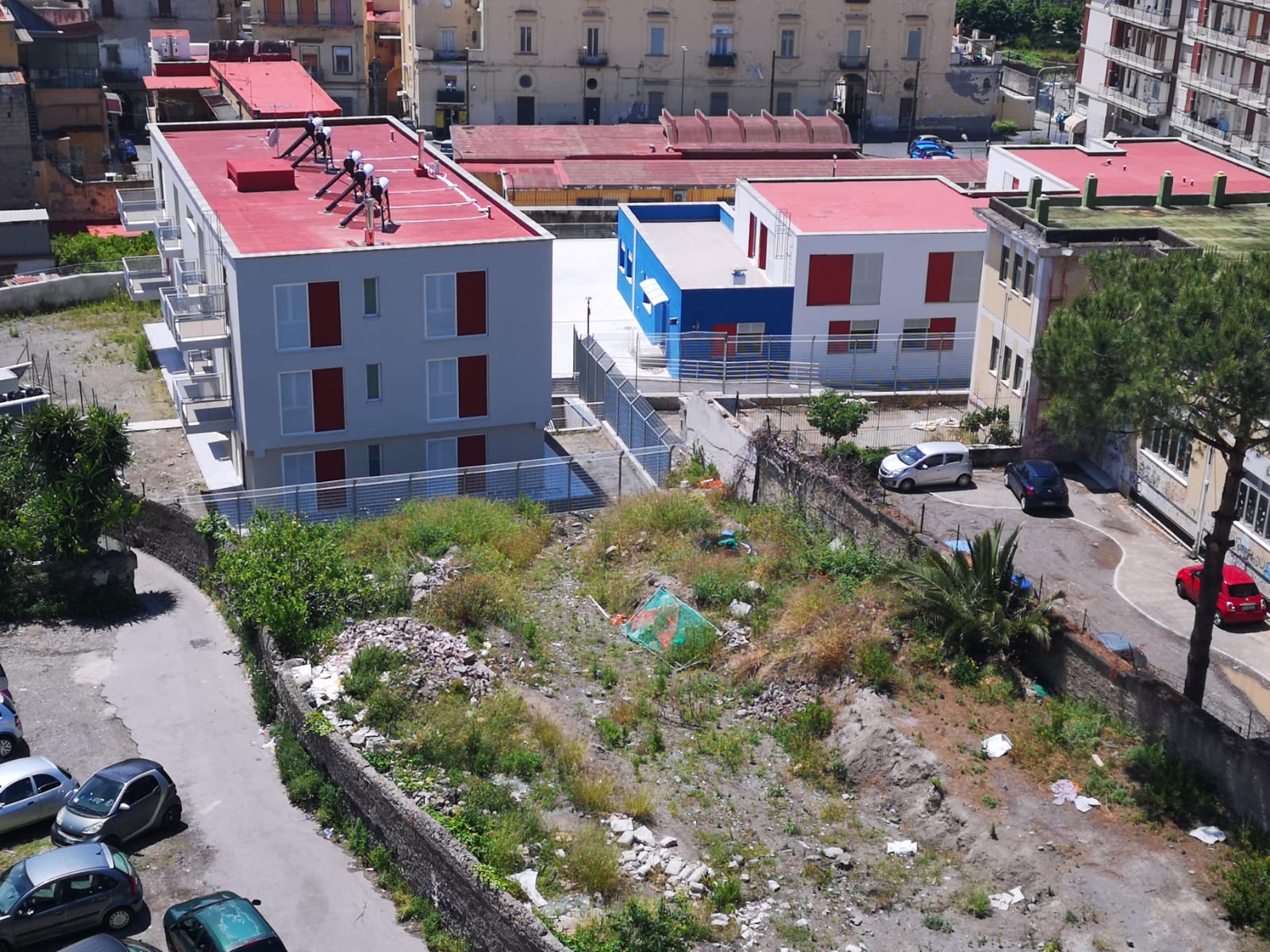 Ercolano, costruiscono la nuova caserma dei carabinieri ma lasciano il materiale edile di scarto nel cantiere. LE FOTO DELLO SCANDALO