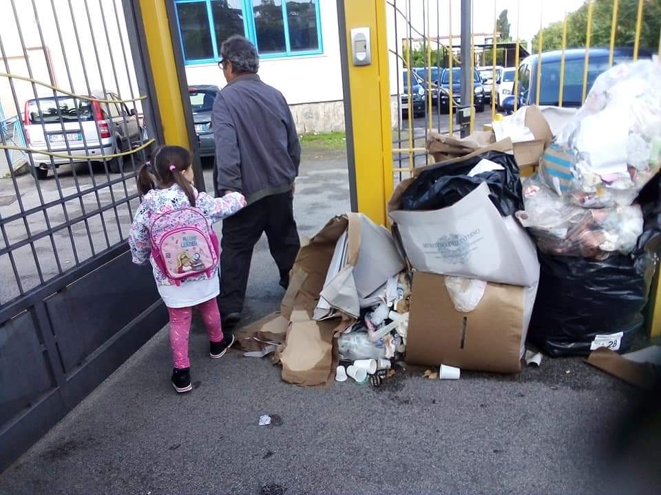 Choc a Ercolano: bambini costretti a scavalcare la ‘munnezza’ per entrare a scuola. LE FOTO DELLA VERGOGNA