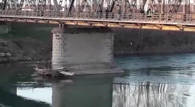 Litiga col ragazzo e tenta di gettarsi nel fiume: salvata dalla polizia