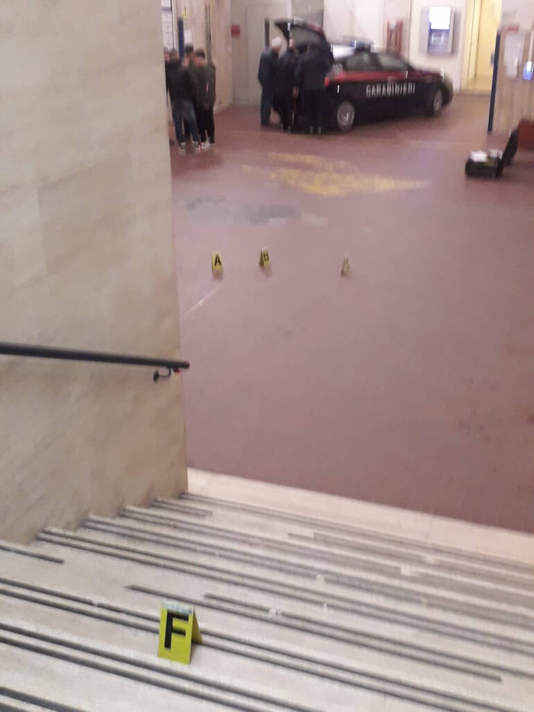 Napoli, agguato in ospedale: è stabile il 22enne ferito. Borrelli: ‘E’ una vera emergenza’.LE FOTO DEI PROIETTILI