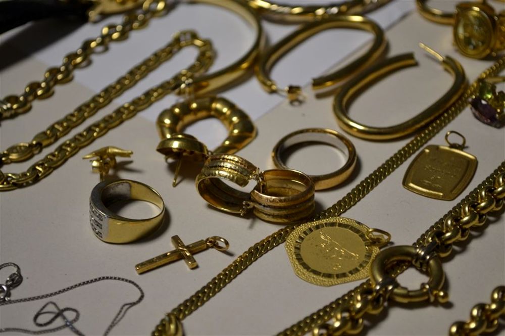 Napoli: tenta di impegnare gioielli con documenti falsi, arrestato 36enne davanti la caserma della Polizia
