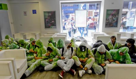 Irruzione dei ‘green block’ negli uffici Enel durante la manifestazione a Napoli