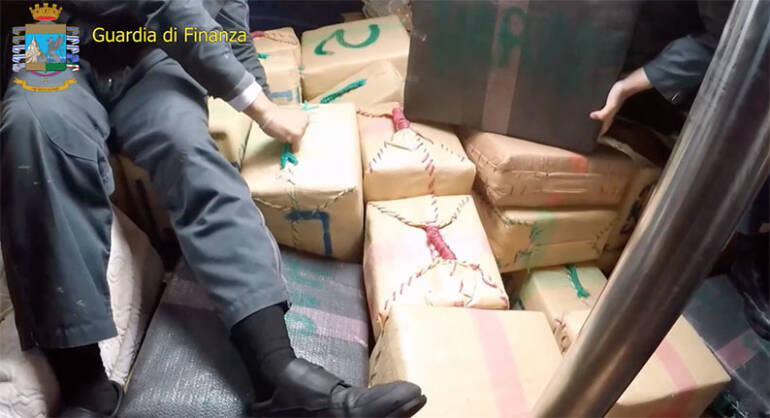 La Finanza sequestra barca a vela con 5 tonnellate di hashish a bordo: tre arresti