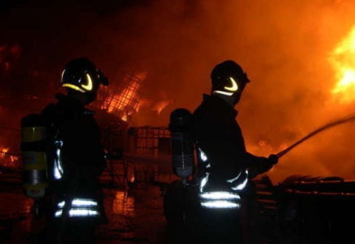 Incendiato il camion di un imprenditore nel Salernitano: si indaga