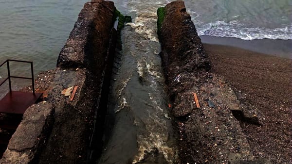 Liquami versati in un corso d’acqua finiscono a mare: indignazione a Salerno