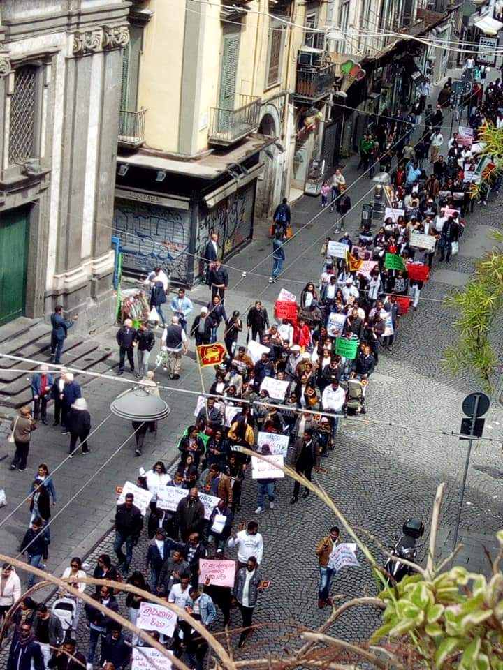 Manifestazione dei cingalesi per le strade di Napoli contro il terrorismo islamico