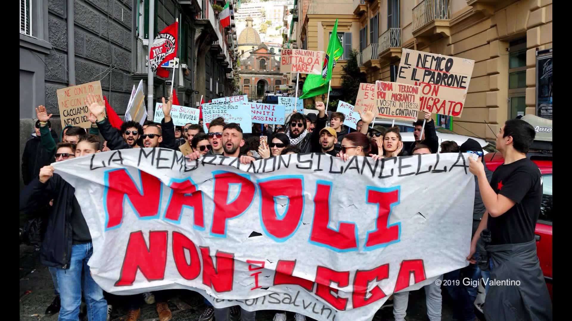 Maschere di zorro e pupazzi sulle note di ‘o scarrafone di Pino Daniele: la marcia ‘Napoli non si Lega’ contro Salvini