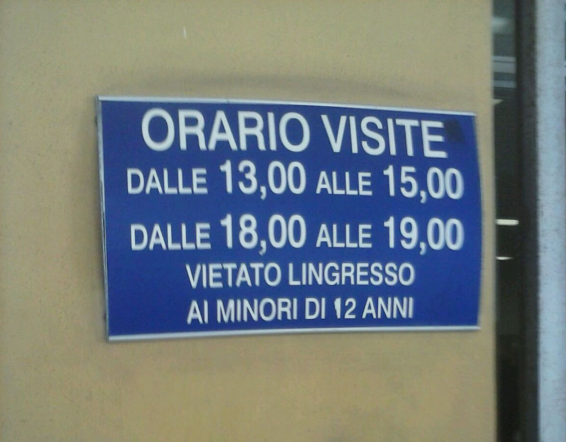 Napoli, nuovo orario di visita negli ospedali ma ci sono ancora i vecchi cartelli