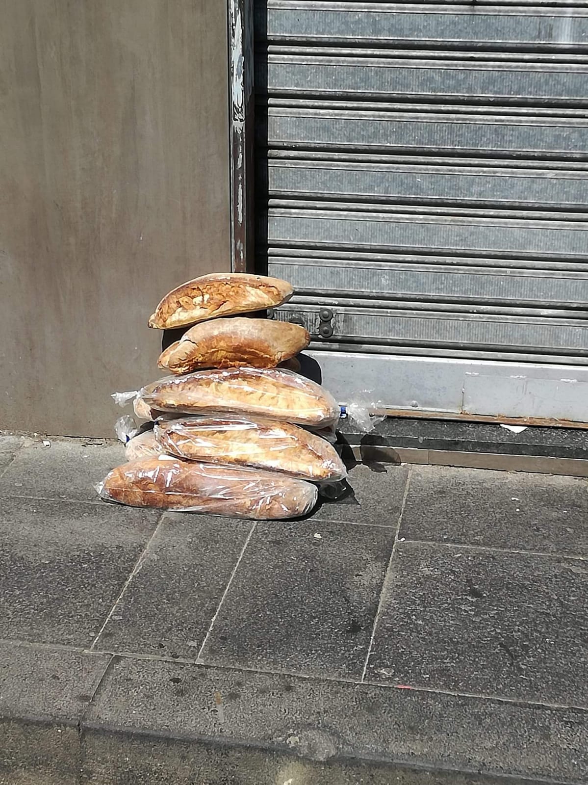 Ercolano, pane abbandonato in strada fuori alla panetteria