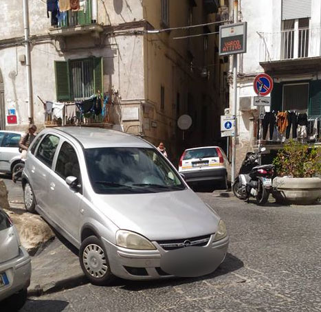 Napoli, le ‘nuove frontiere’ del parcheggio a Salita Pontecorvo. LE FOTO