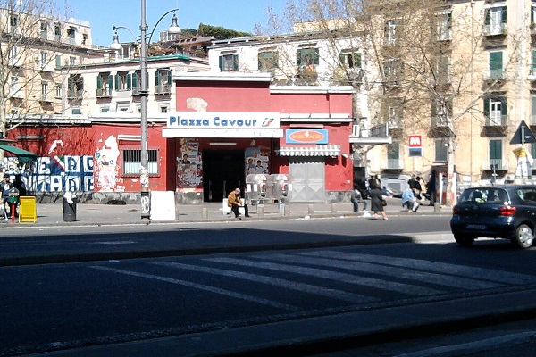 Napoli, l’incredibile caso della stazione di piazza Cavour: tornelli aperti, si entra gratis in due linee