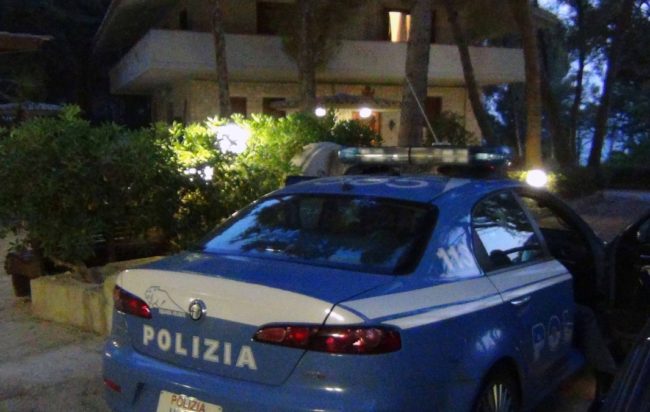Napoli, bomba carta esplode nella notte davanti a un bar a San Giovanni a Teduccio