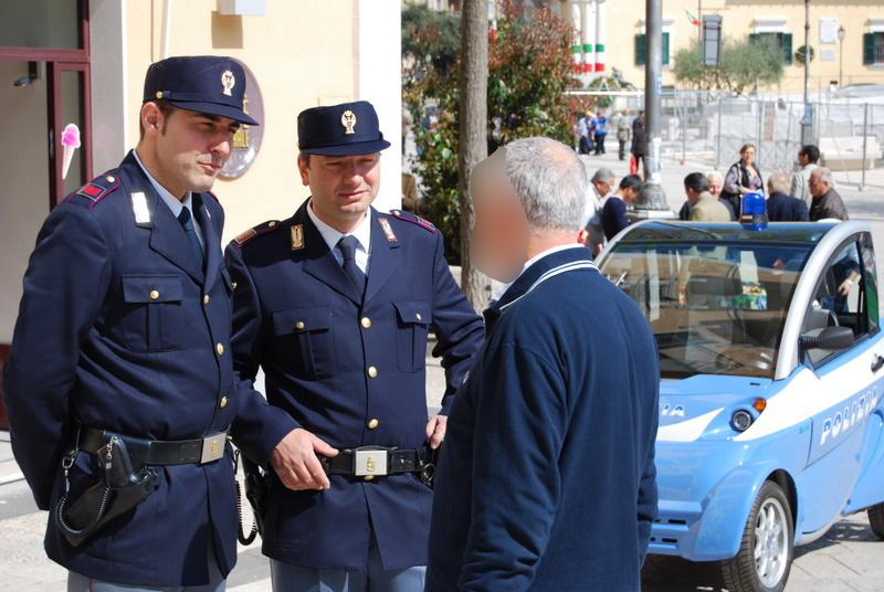 Anziano affamato ruba un dolce al supermercato: arriva la polizia che lo paga e gli fa anche la spesa
