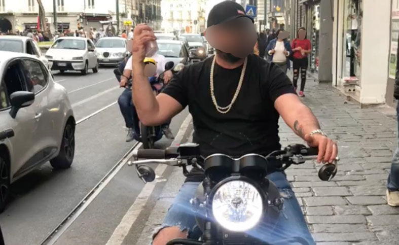 Con la moto sul marciapiedi e senza casco, così un venditore di profumi si pubblicizza a Napoli. Borrelli e Simioli: ‘Uno spot che è un inno all’inciviltà’