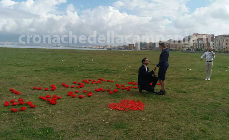 Castellammare, proposta di matrimonio sull’arenile: ‘Mi vuoi sposare’ la scritta con i fiori di carta rossi