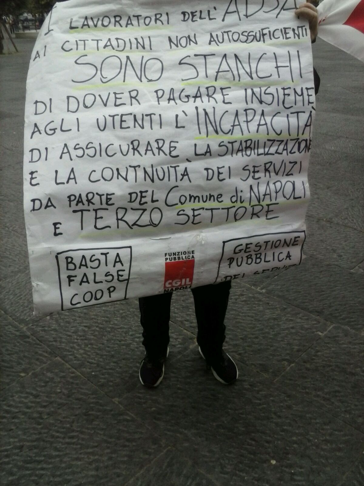 Napoli, protesta delle coop sociali: si rischia lo stop all’assistenza per anziani e disabili
